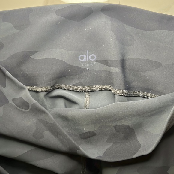 Alo Yoga Vapor Performance Leggings in Putty Camoflauge - Picture 6 of 7